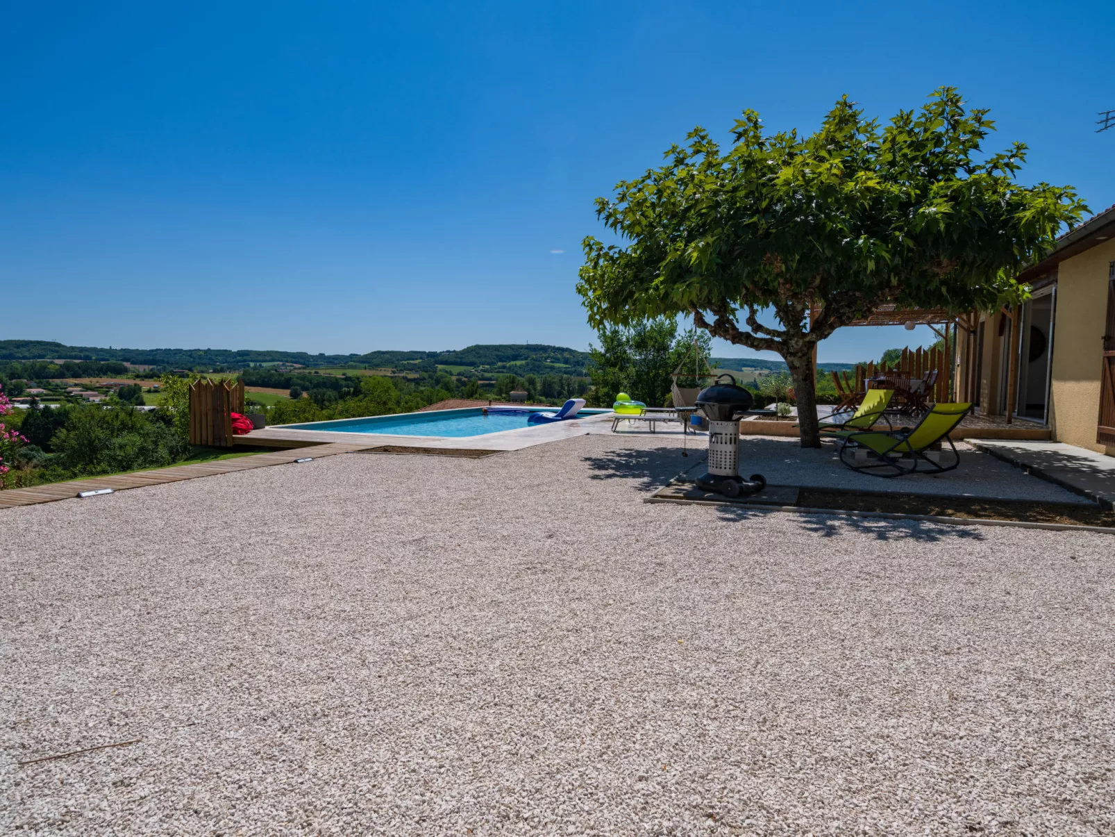 Bourgat-Outside