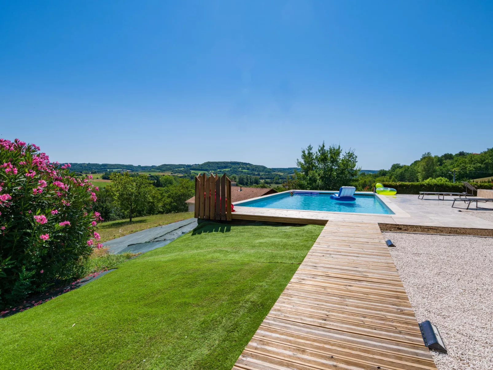 Bourgat-Outside