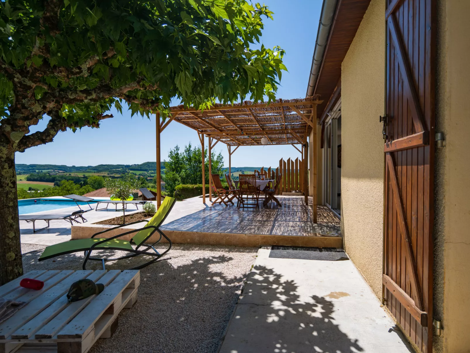Bourgat-Outside
