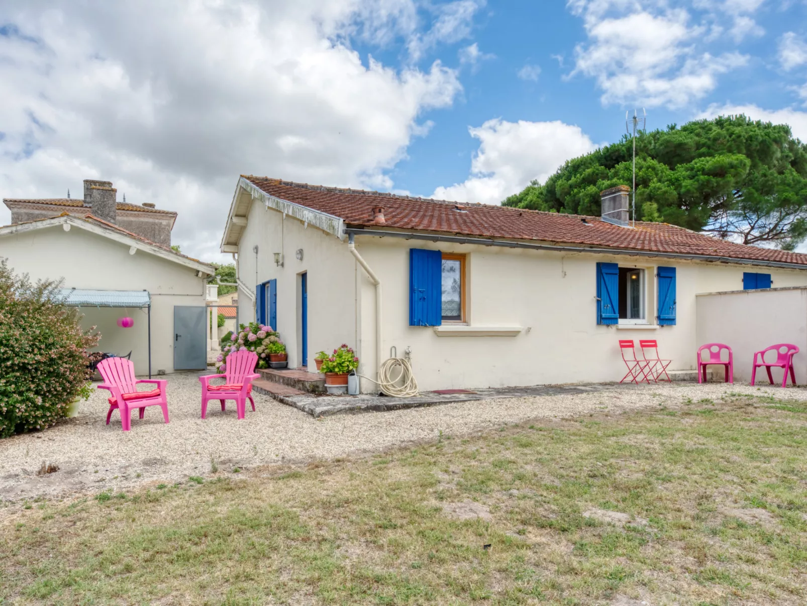 Pontac-Gadet 2-Outside