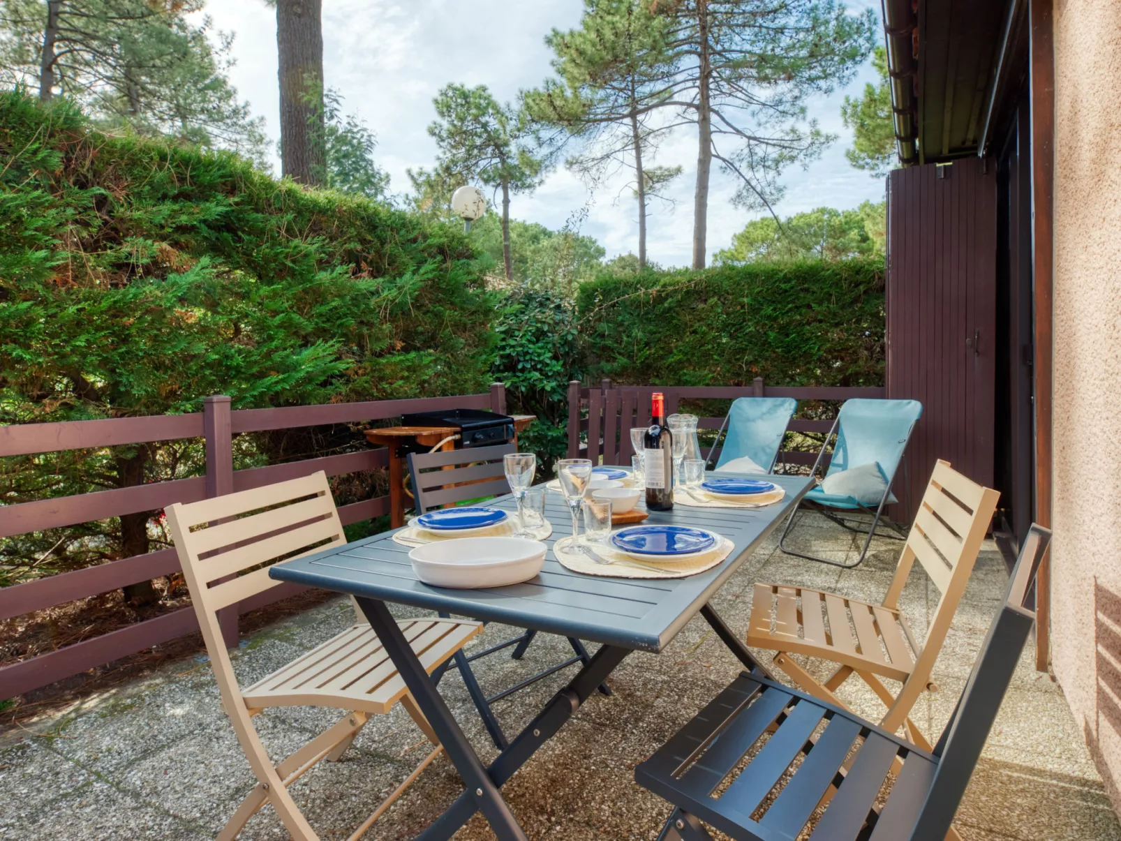Les Pins-Outside