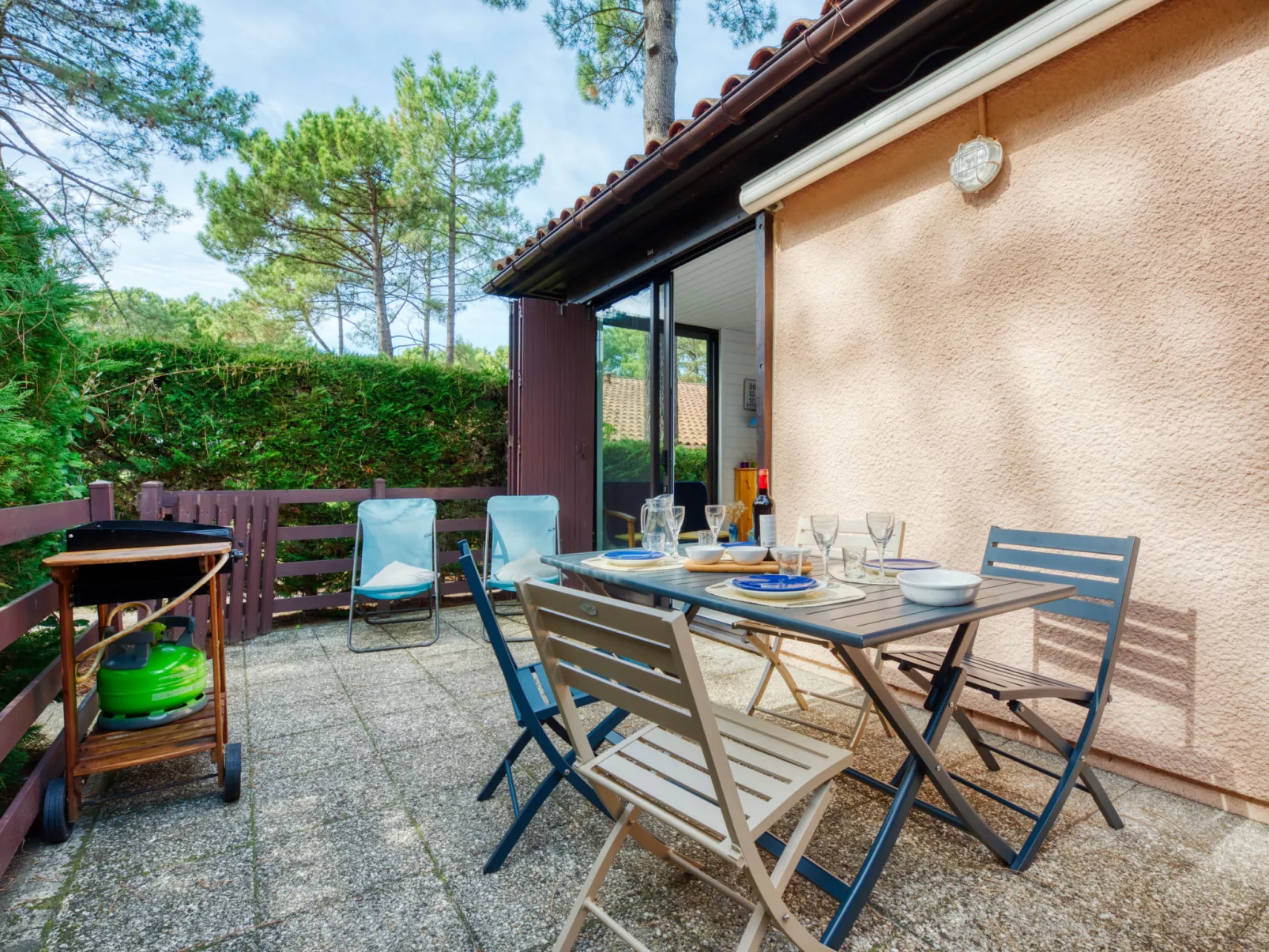 Les Pins-Outside