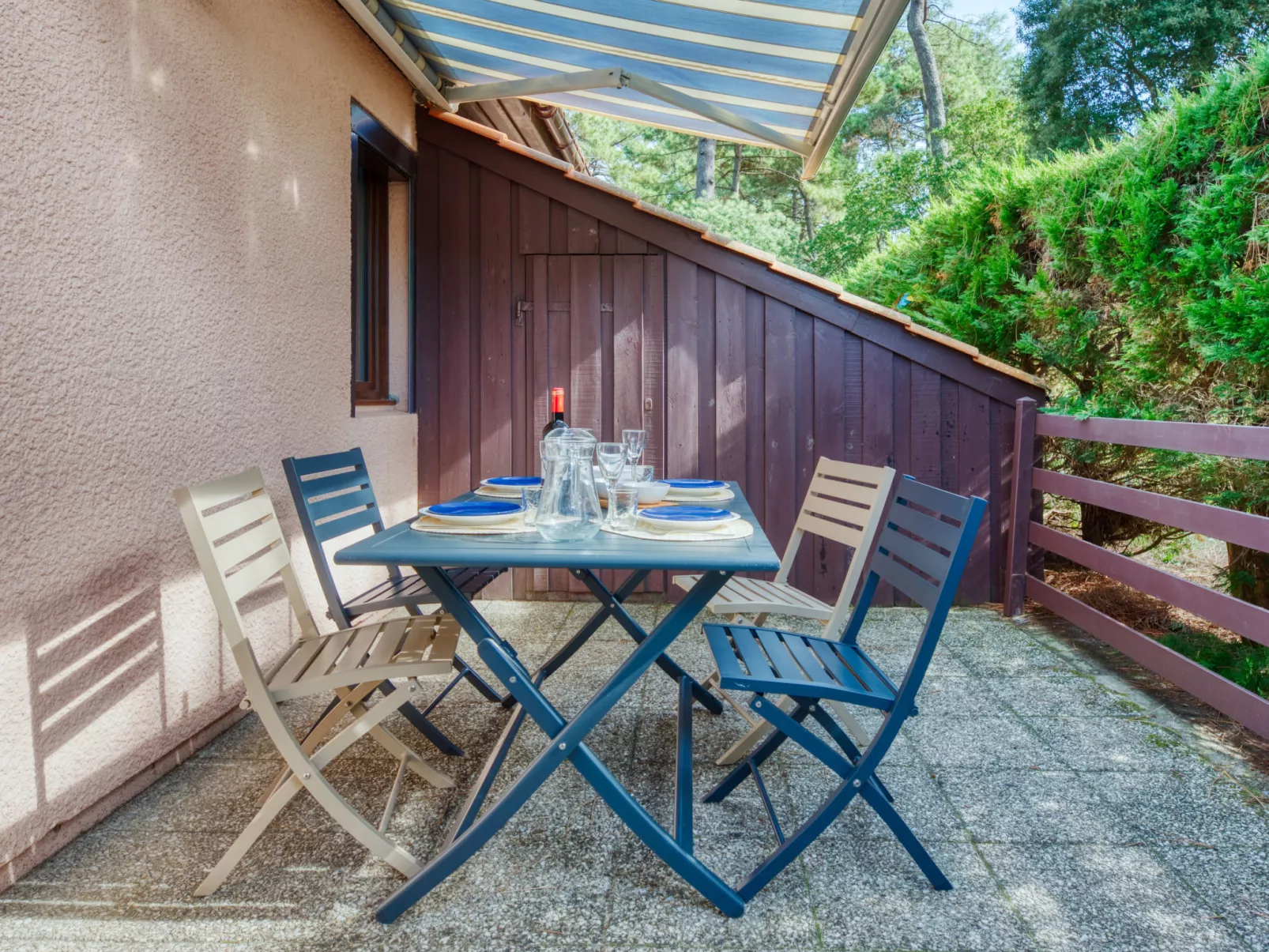 Les Pins-Outside