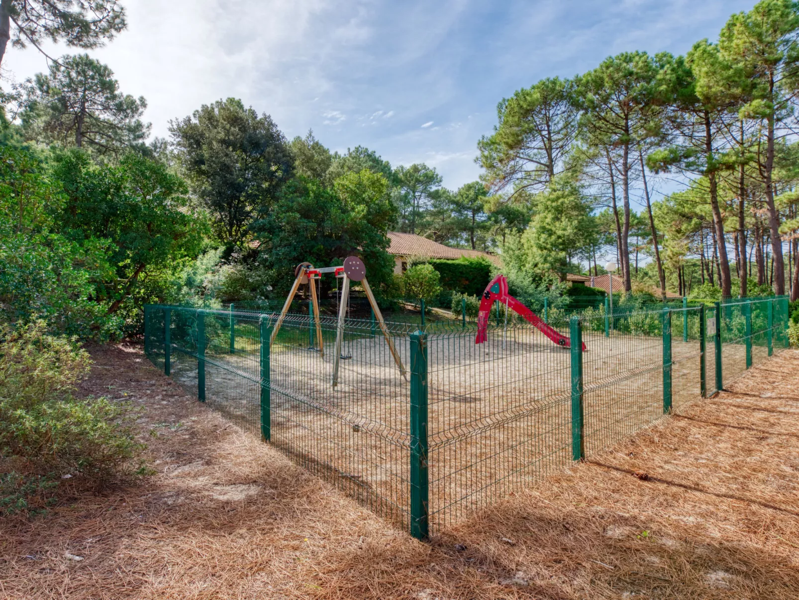 Les Pins-Outside