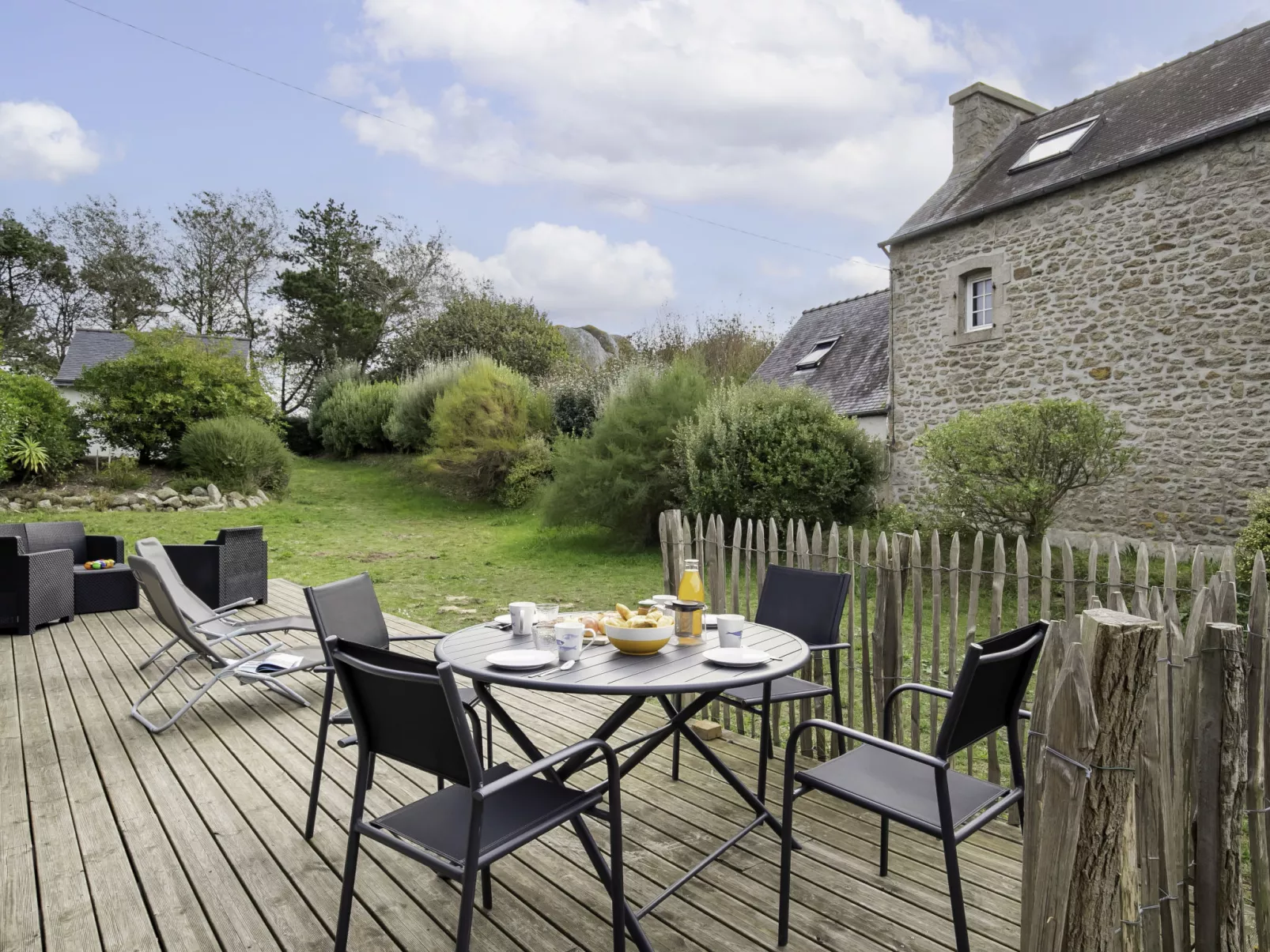 Le Petit Bonheur-Outside