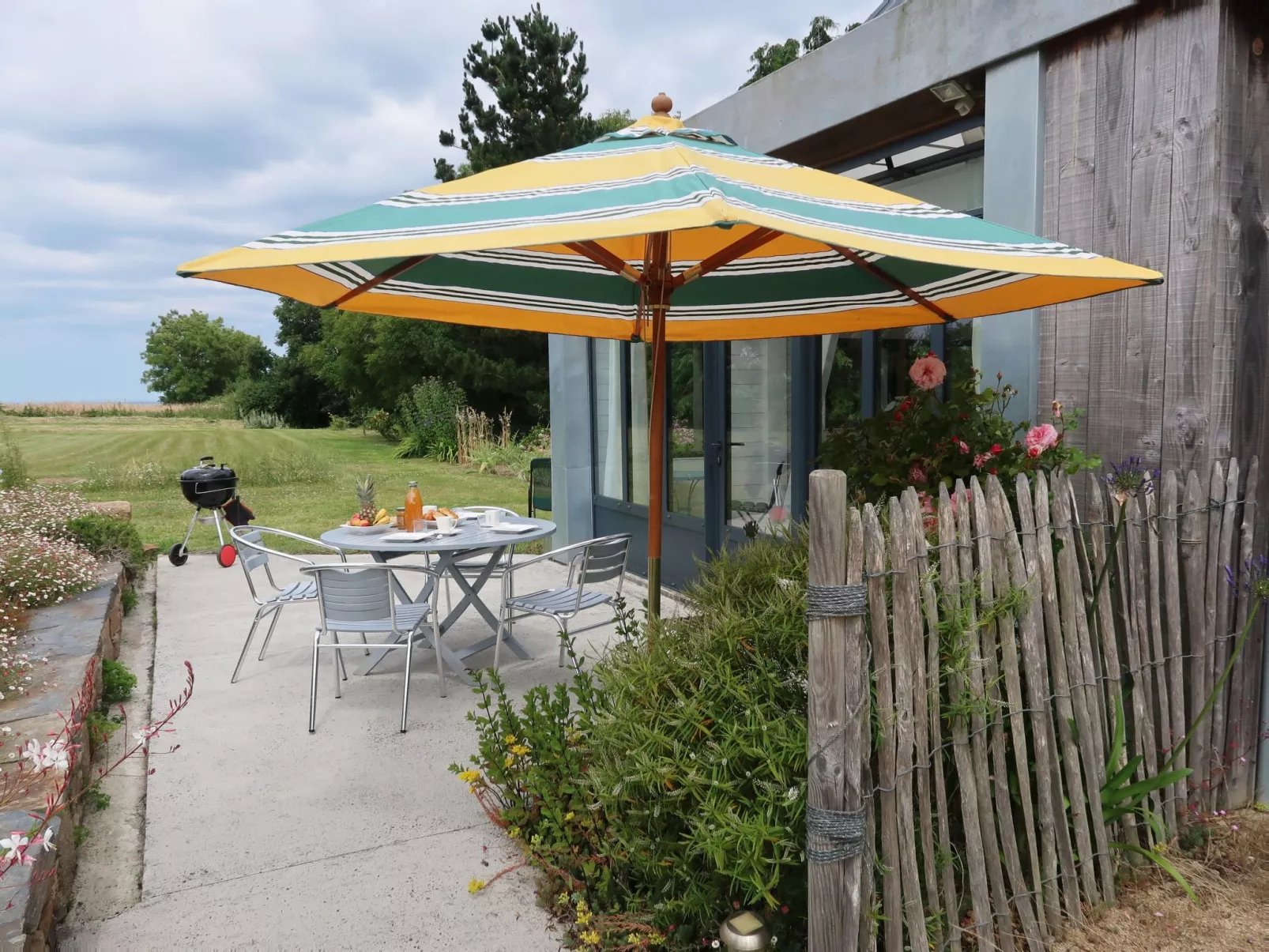 L'Atelier-Outside