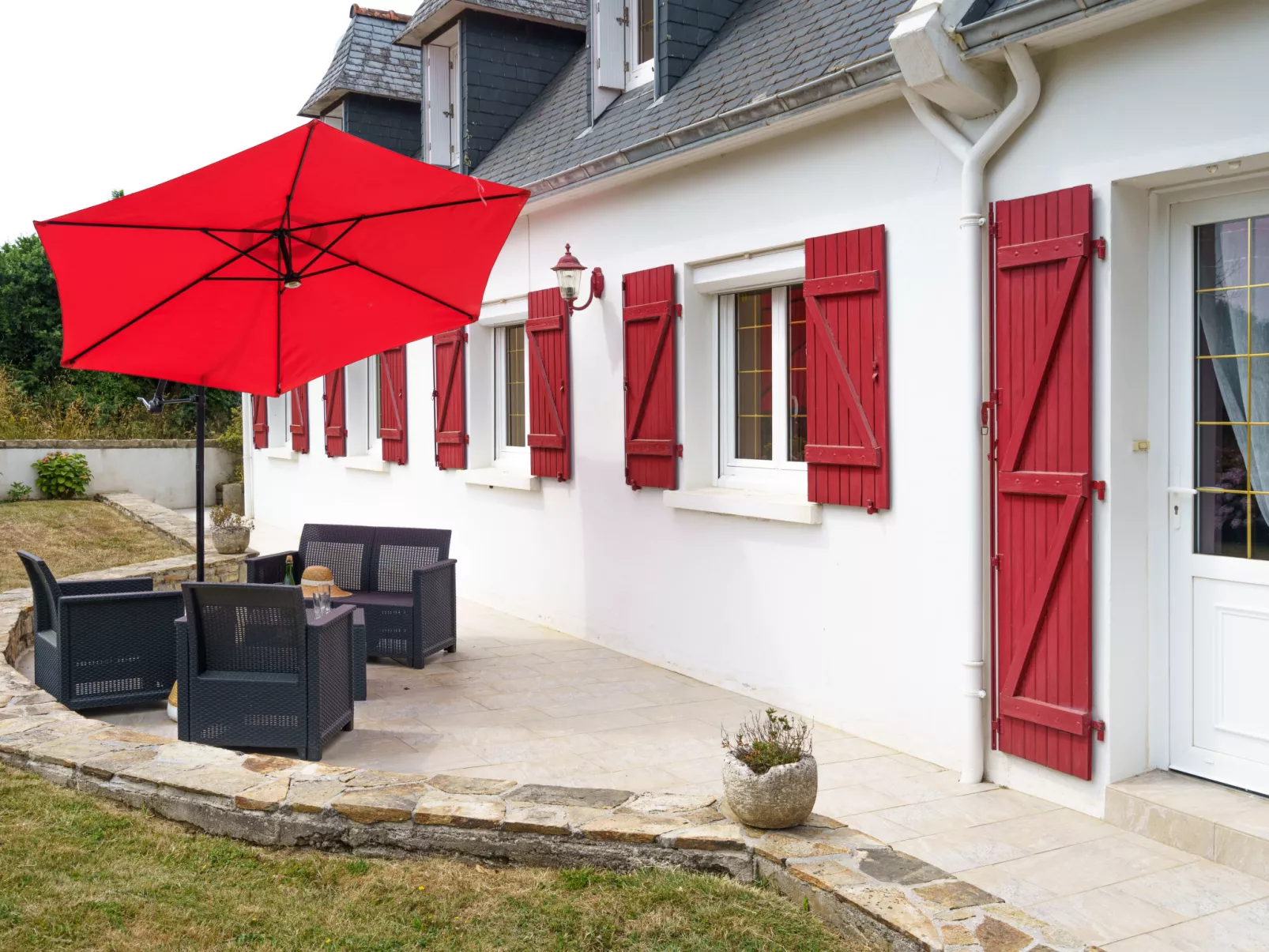 Les Volets Rouges-Outside