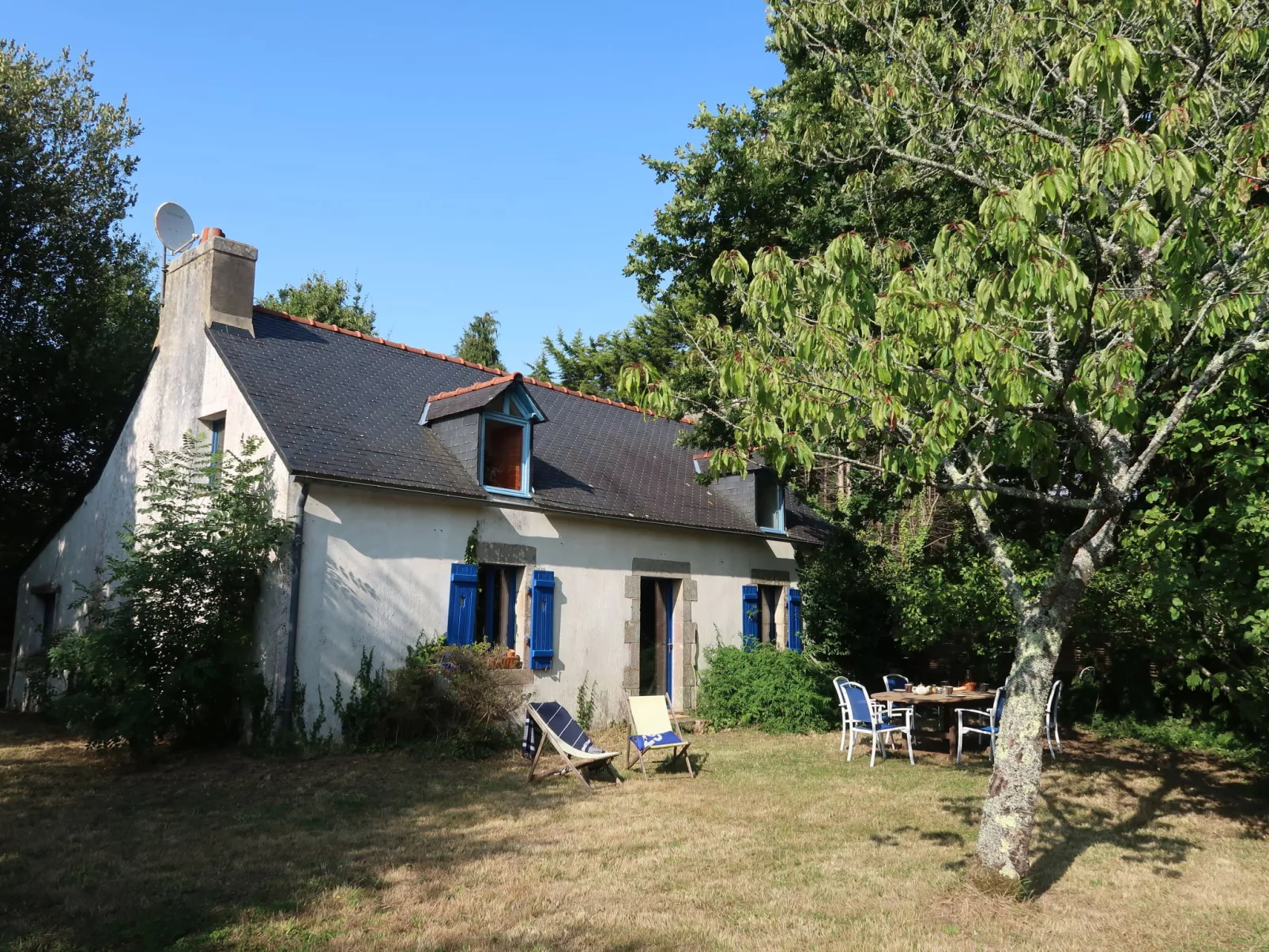 Le Petit Poirier-Outside