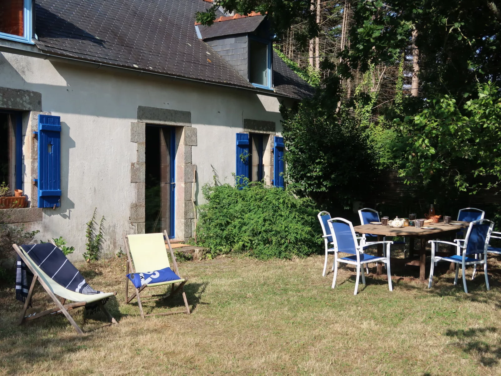 Le Petit Poirier-Outside