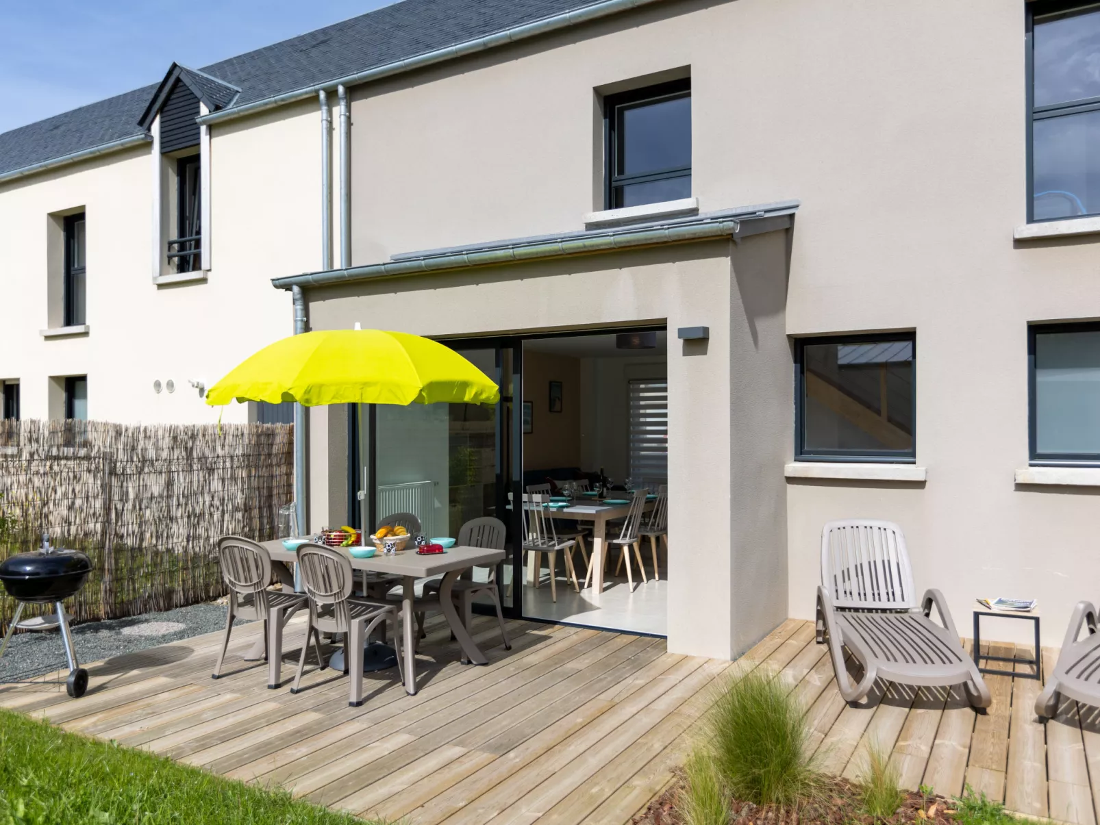 Laurus-Outside