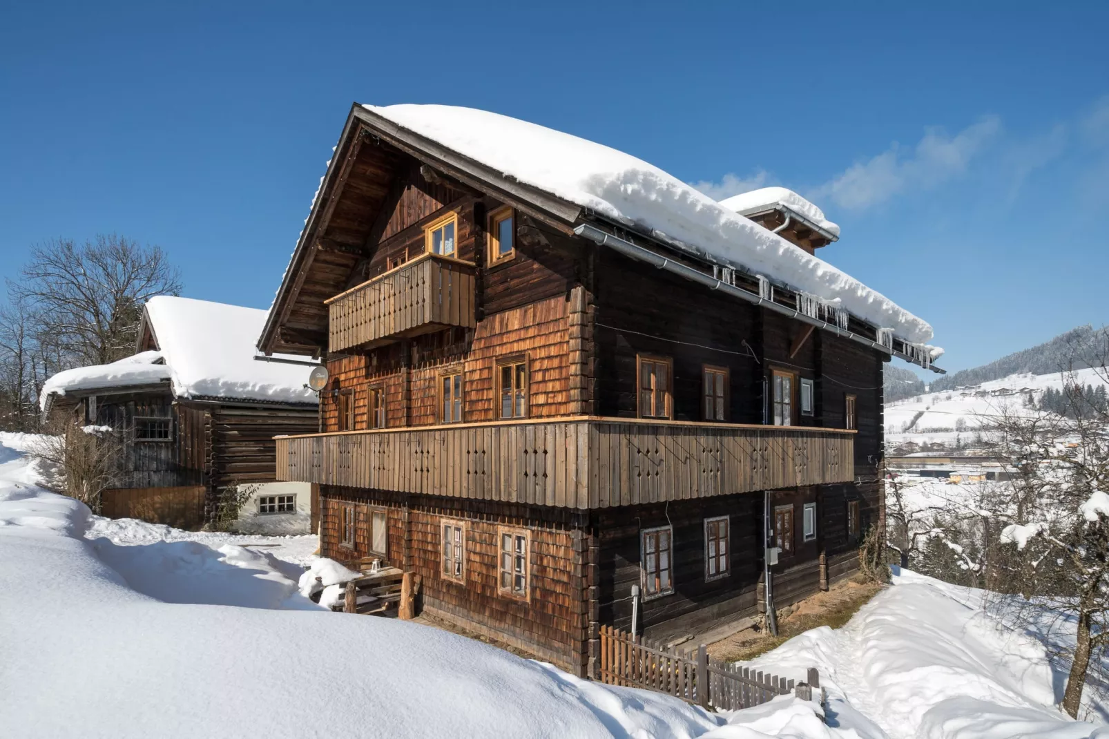 Isabella-Exterior winter