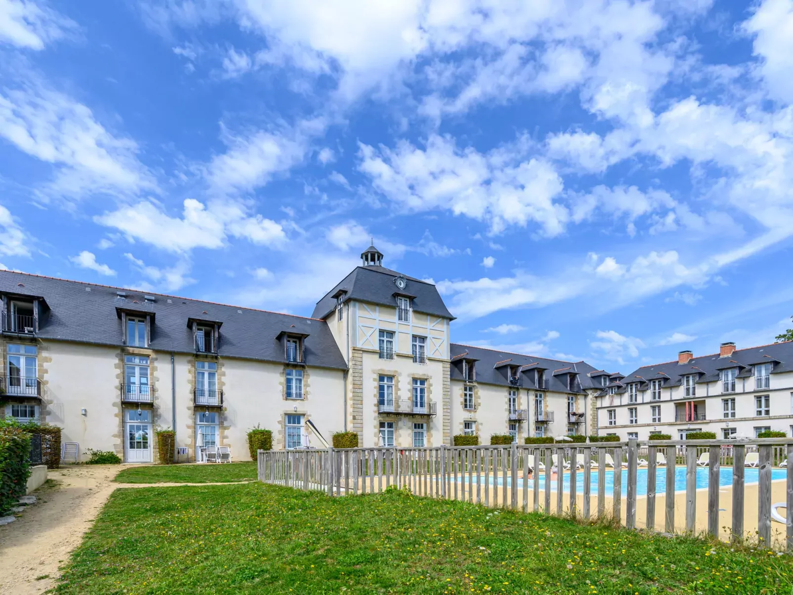Le Château de Kergonano-Outside