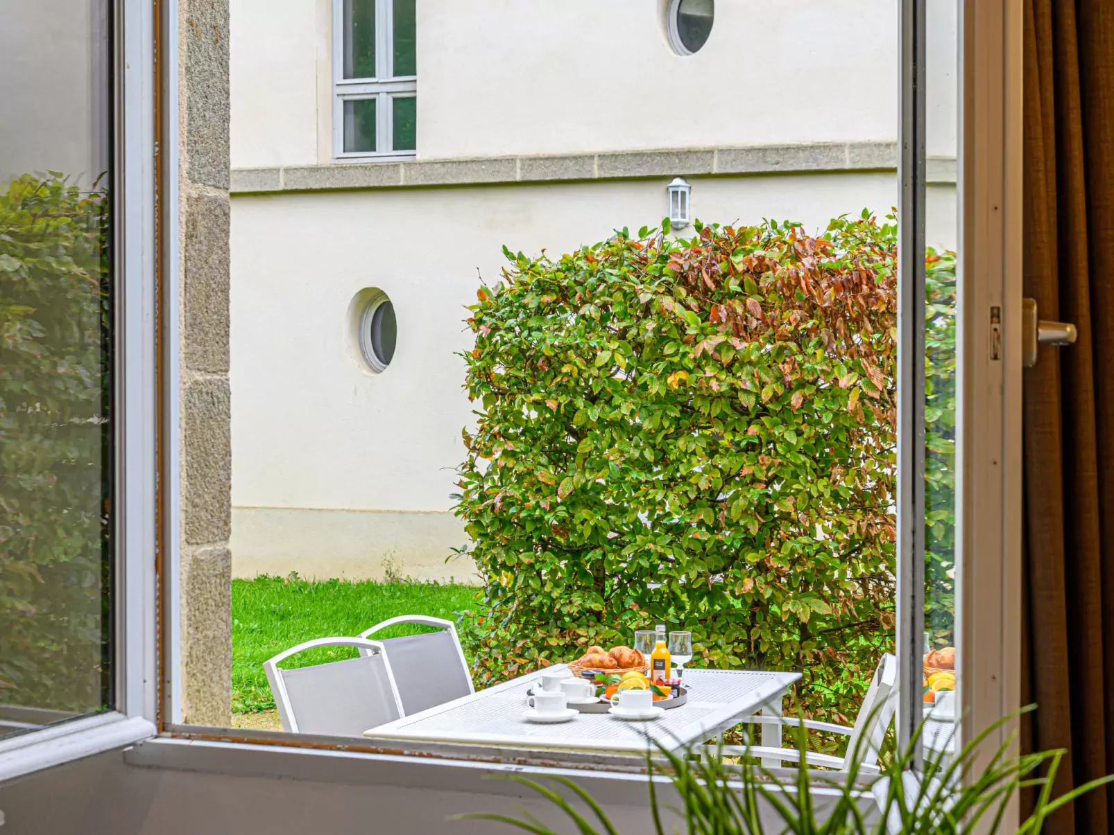 Château De Kergonano, dans l'Orangerie-Outside