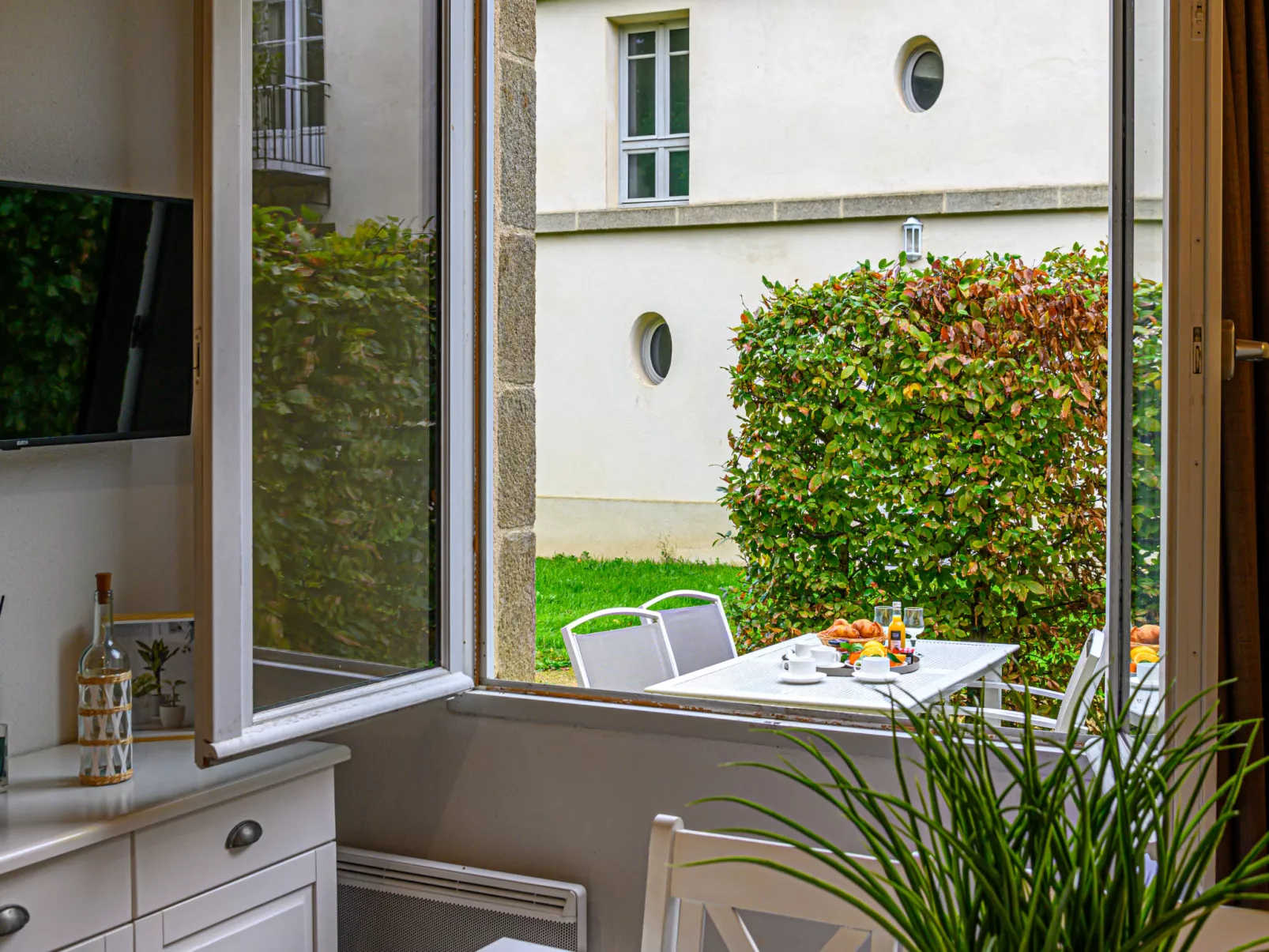 Château De Kergonano, dans l'Orangerie-Outside