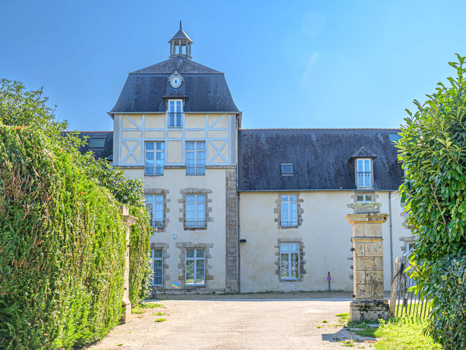 Le Château de Kergonano-Outside