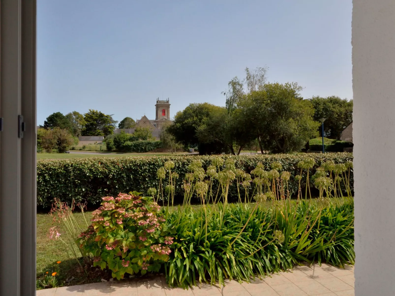 Les Agapanthes-Outside