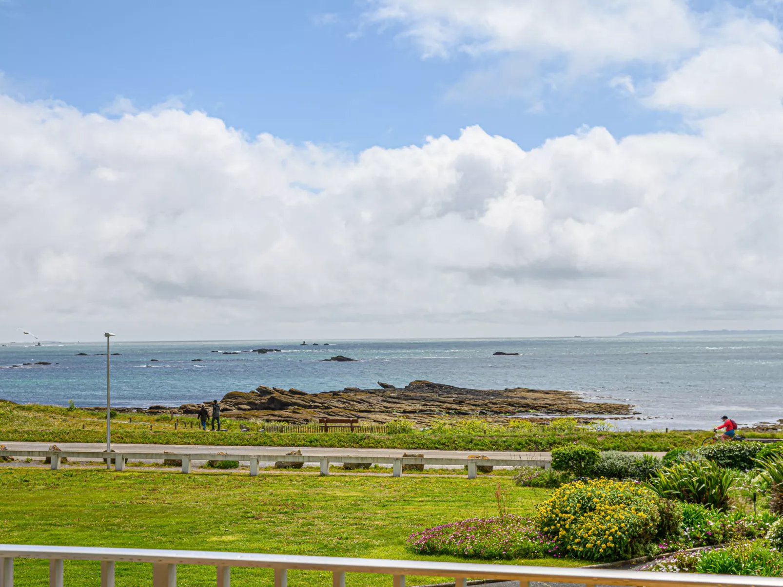 Les Trois Iles-Outside