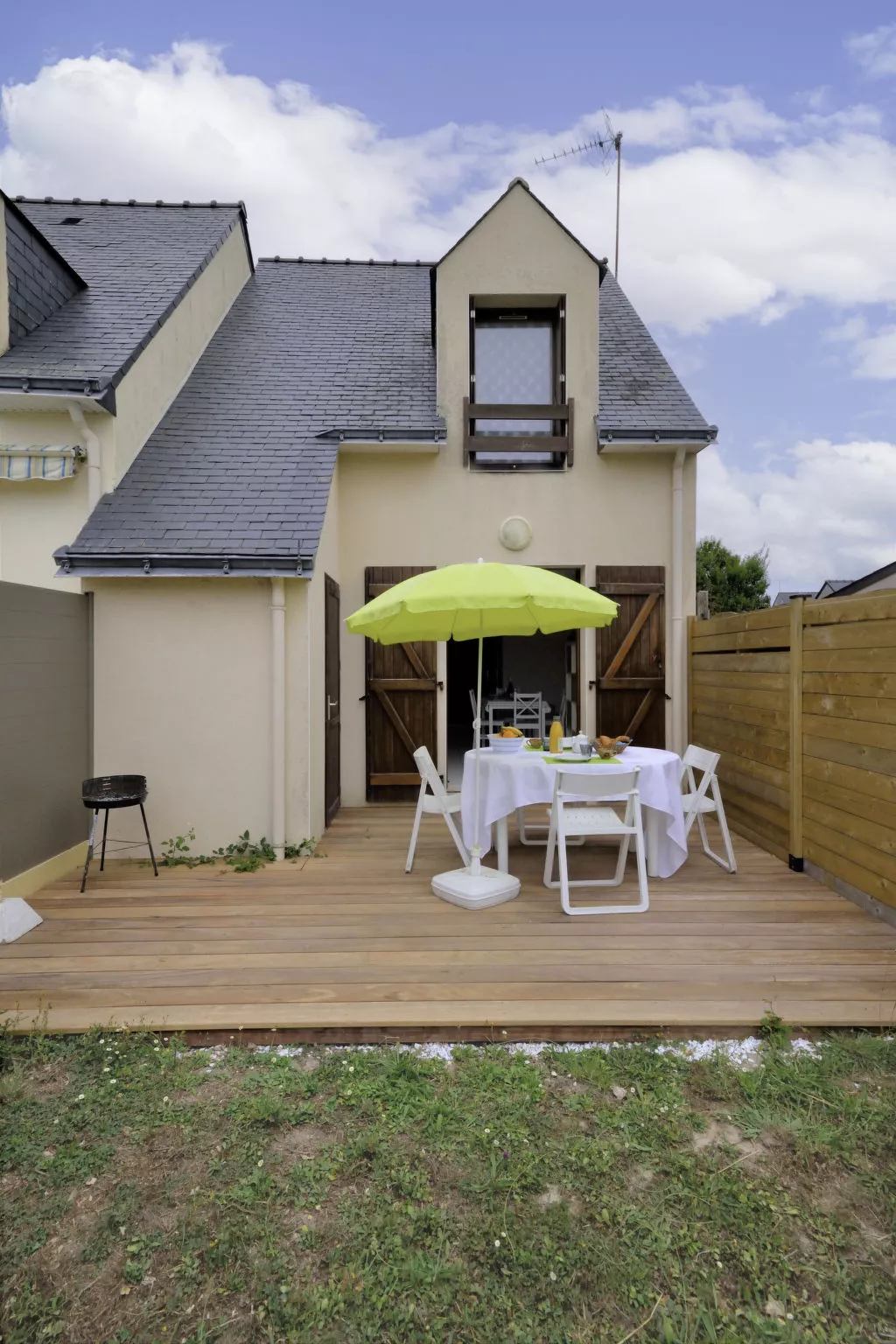 La Criée-Outside