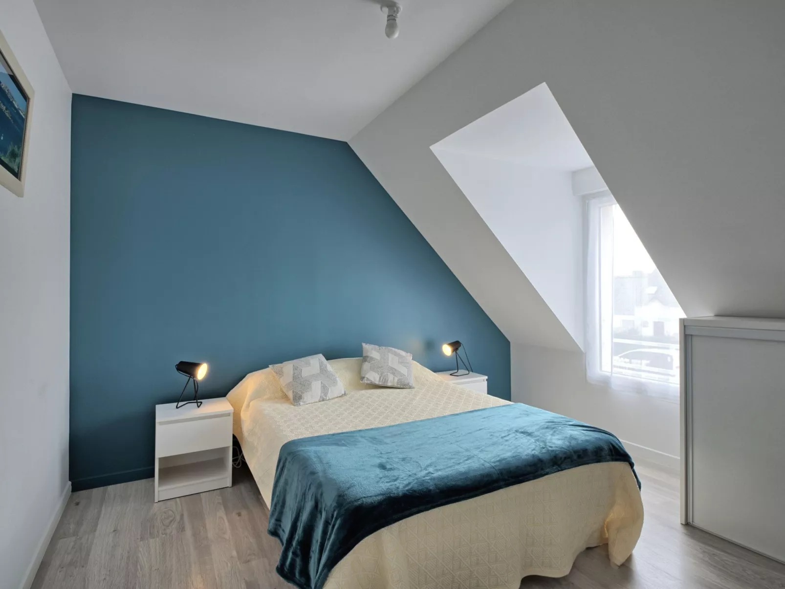 Les Volets Bleus-Inside