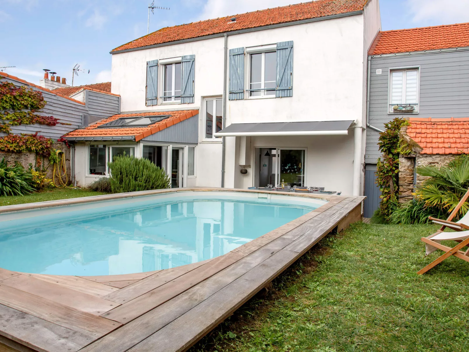 Le Bain du Papillon-Outside