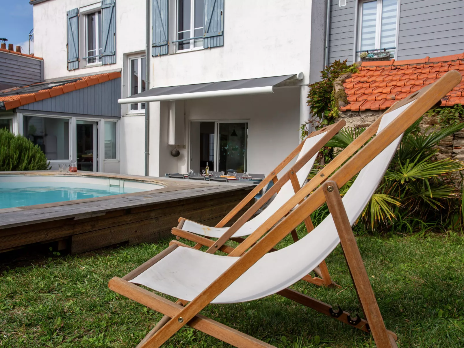 Le Bain du Papillon-Outside