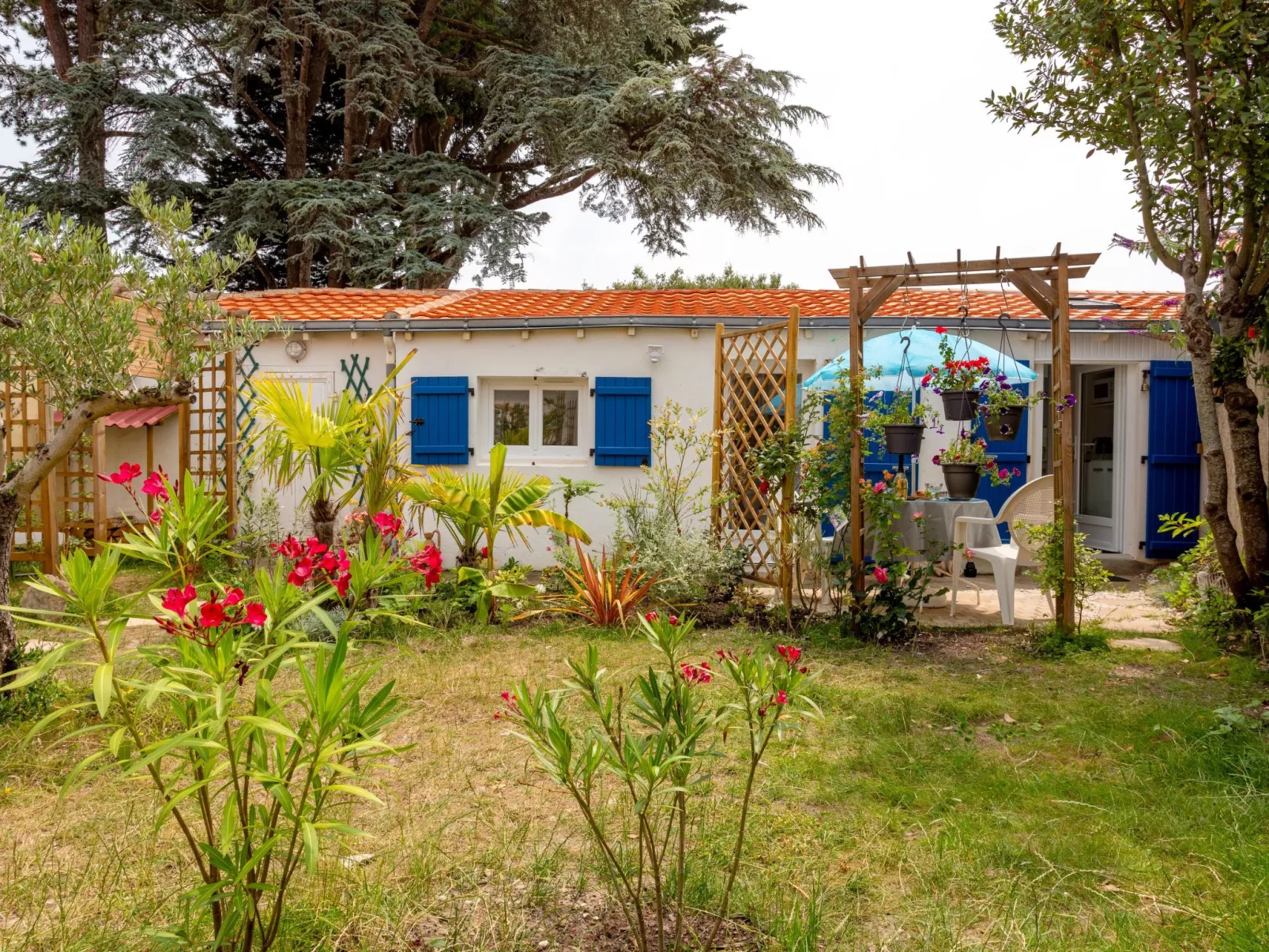Jardin Secret-Outside