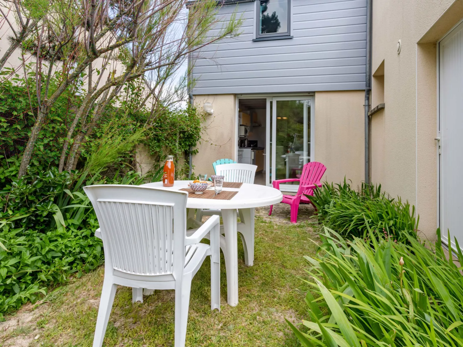 La Plage-Outside