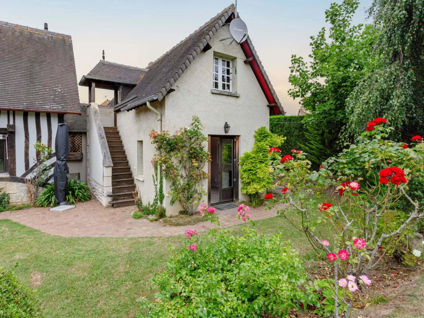 La Normande-Outside