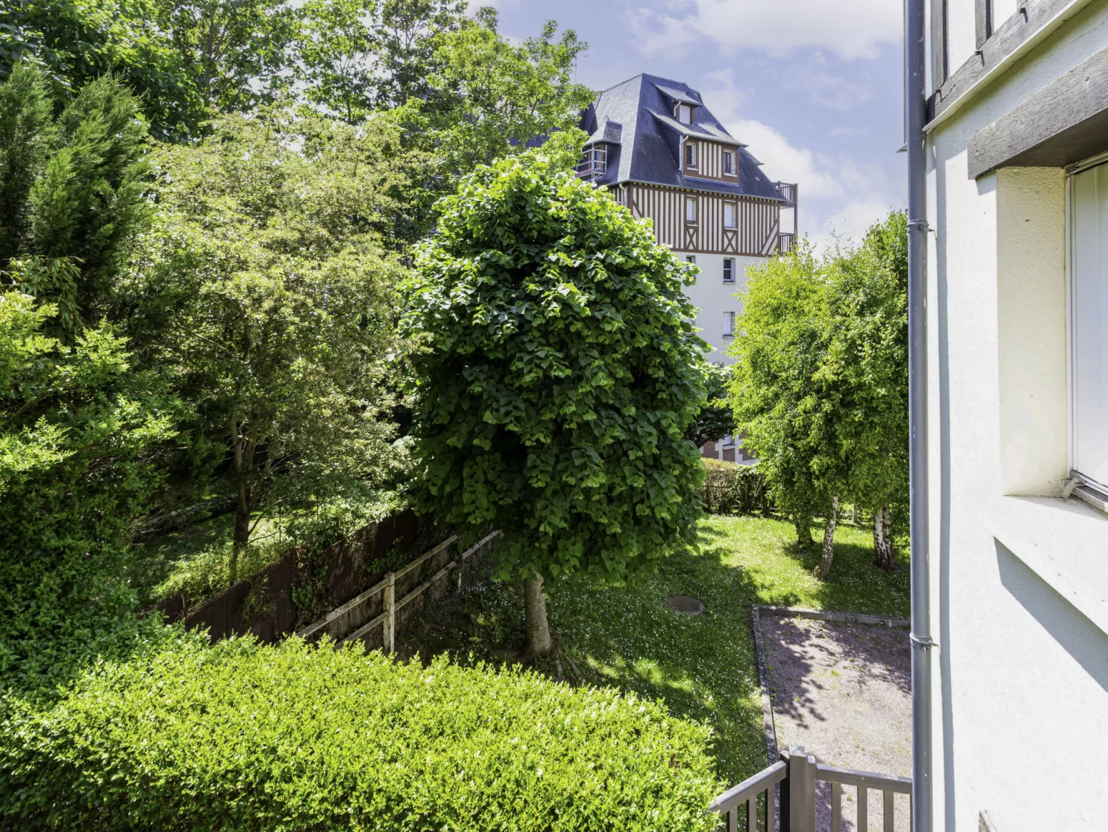 Pavillon Gabriel-Outside