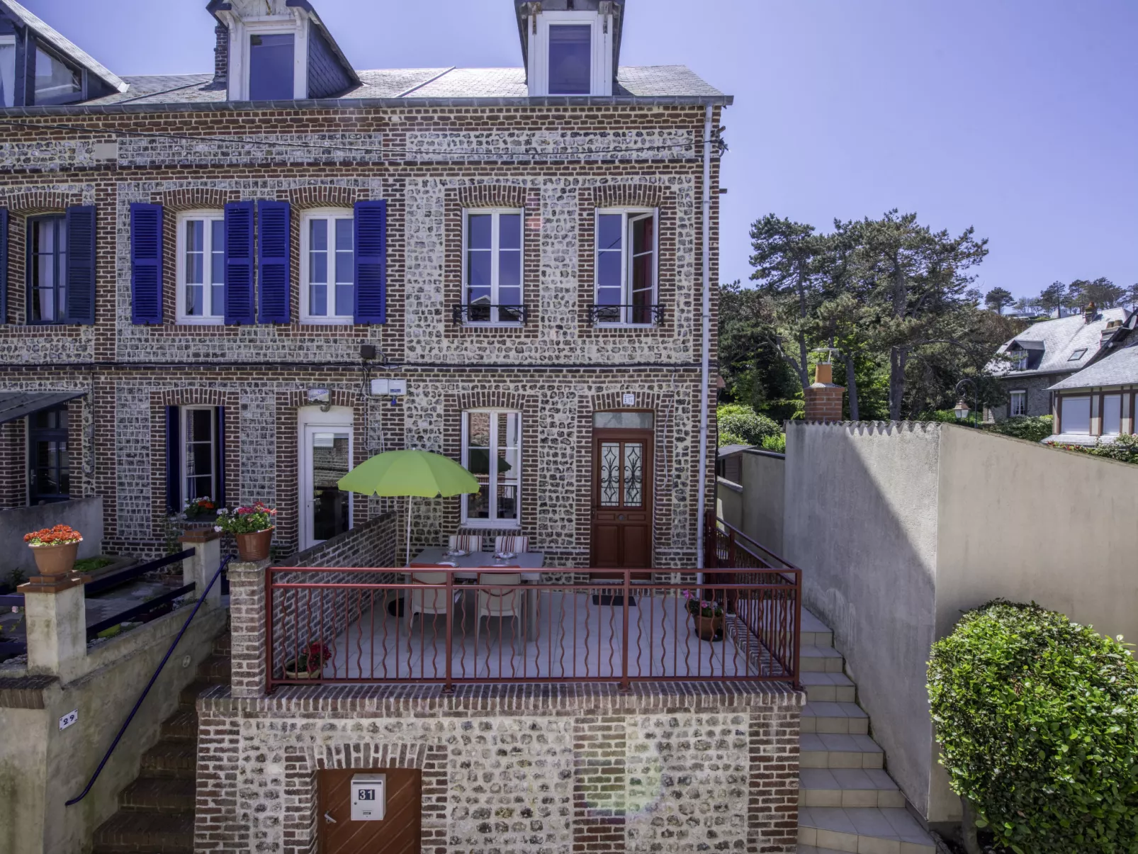 La Rose des Vents-Outside