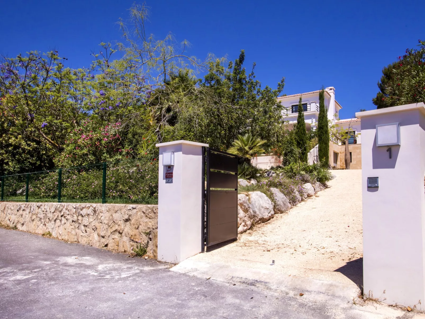 Villa Almandrina-Outside