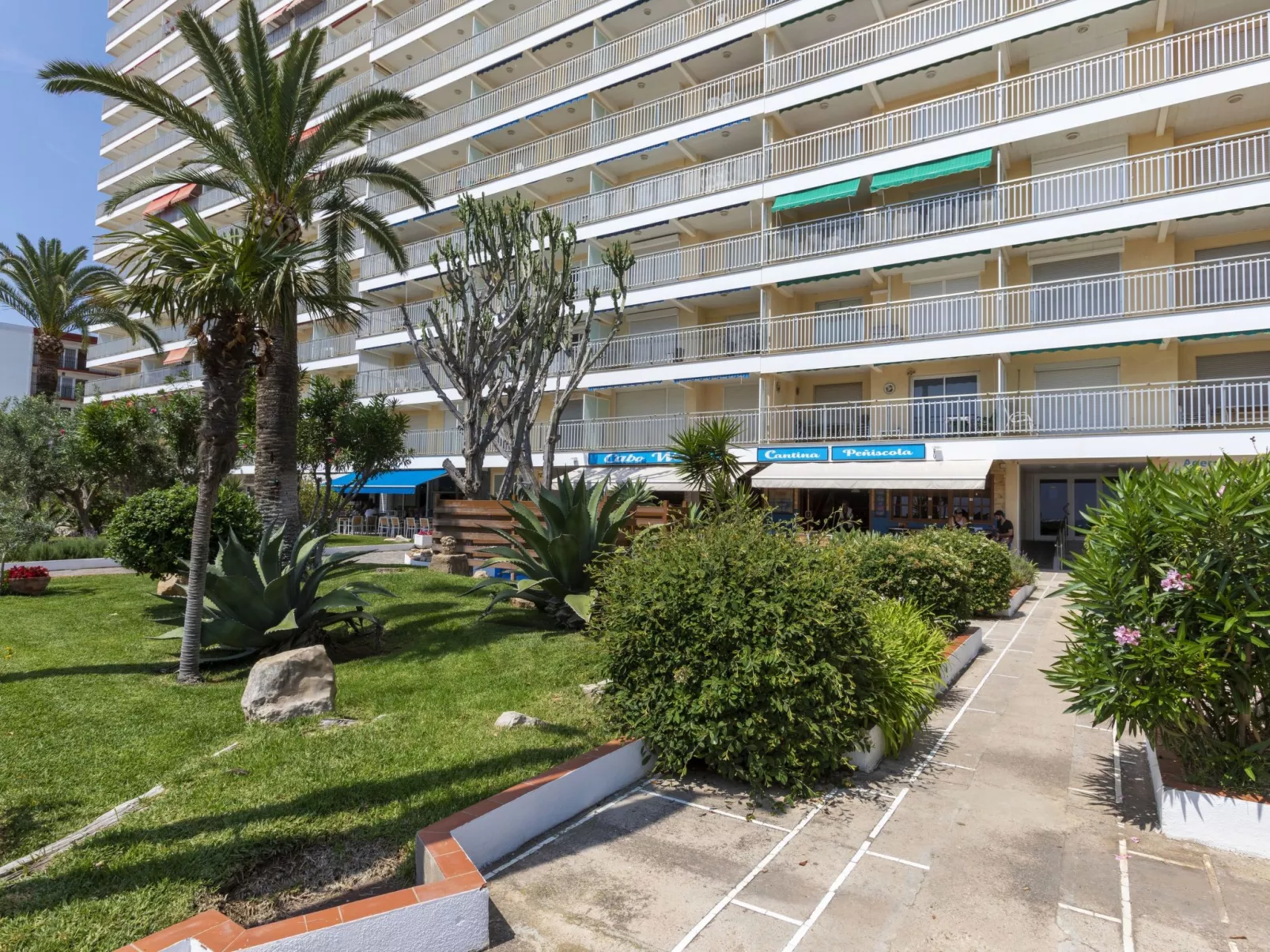 Torre Hirta-Outside