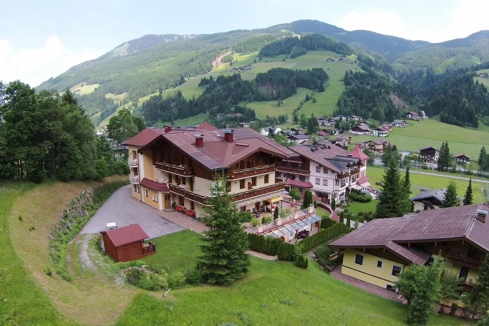 Wellness-Aparthotel-Kleinarl-Außenbereich Sommer