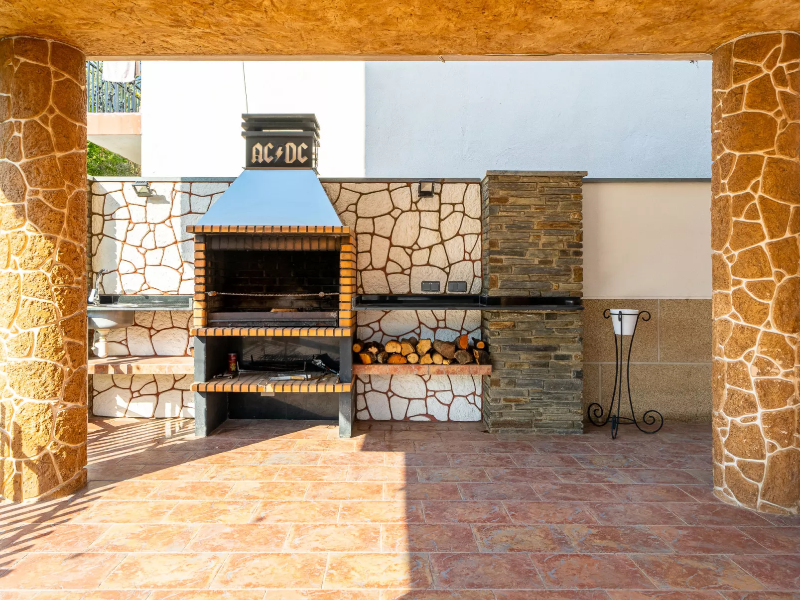 Villa Luxury Rock Tirri-Outside