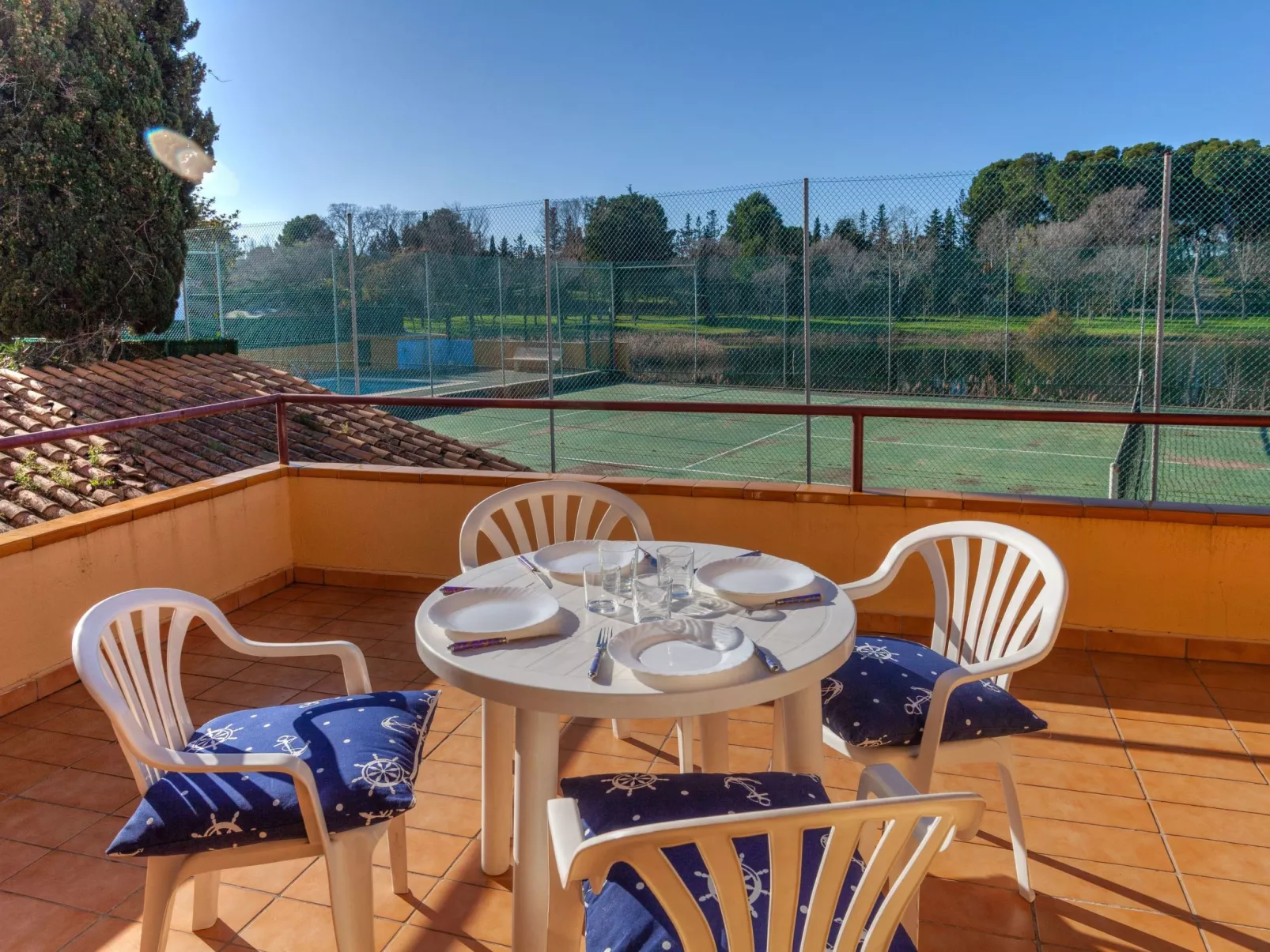 Del Lago-Outside