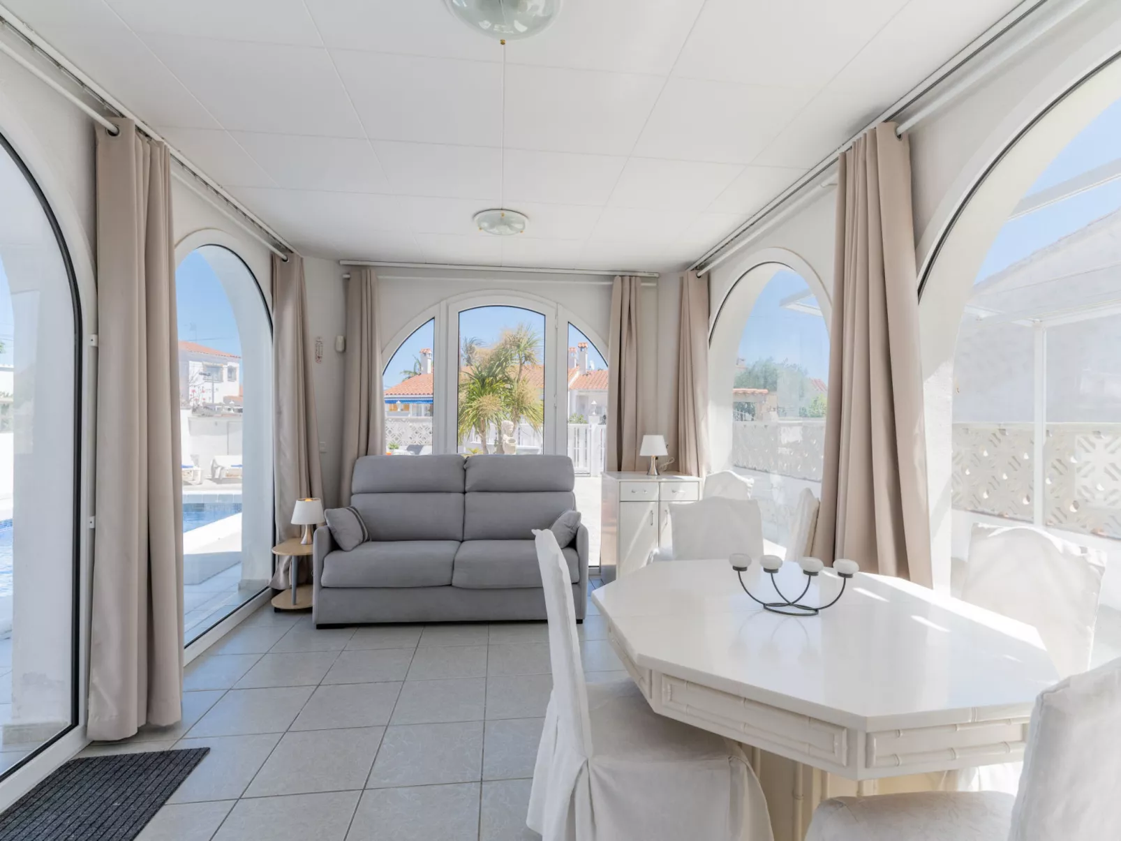 Roanne-Inside