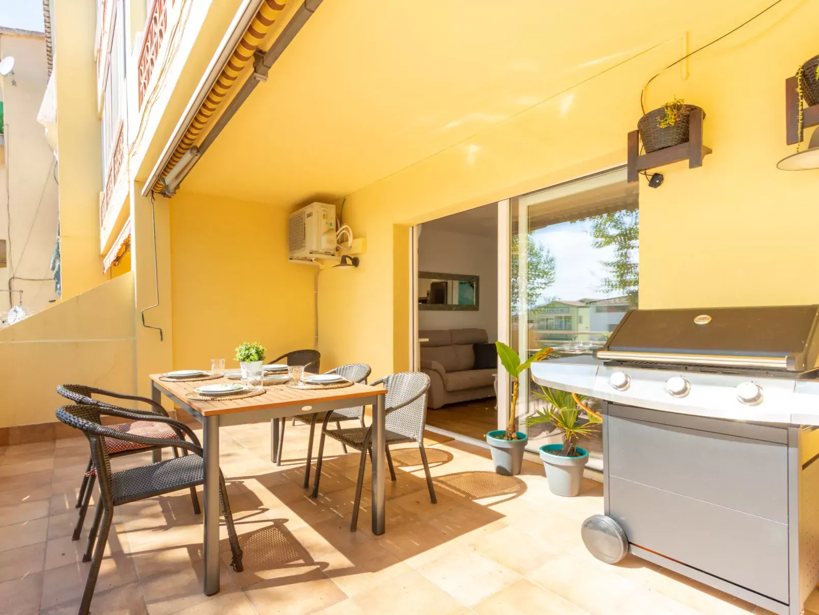 Port Emporda-Outside