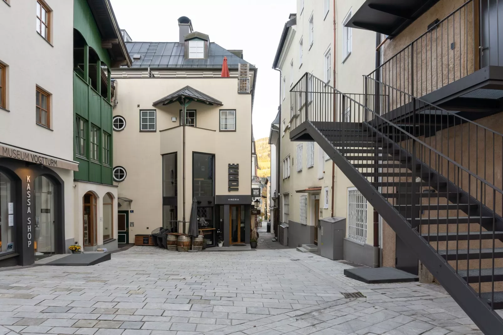 Kreuzgasse-Exterior summer