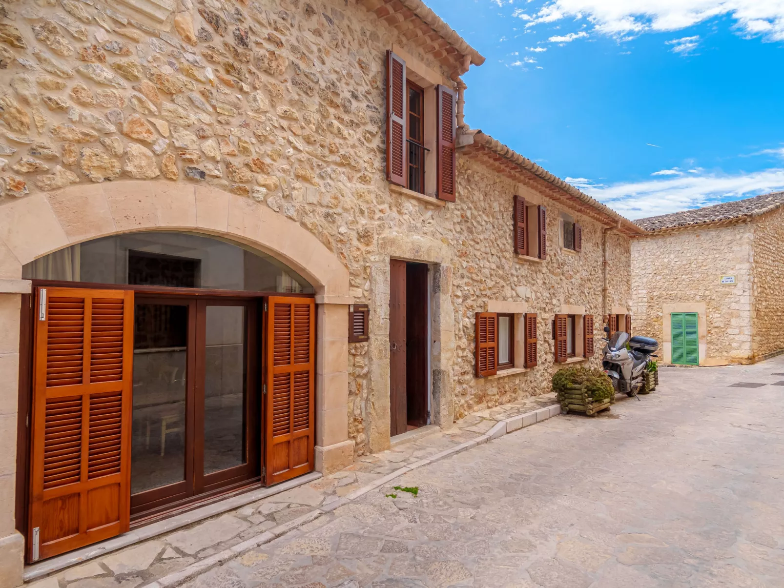 Biniarroi Charm & Quality-Outside
