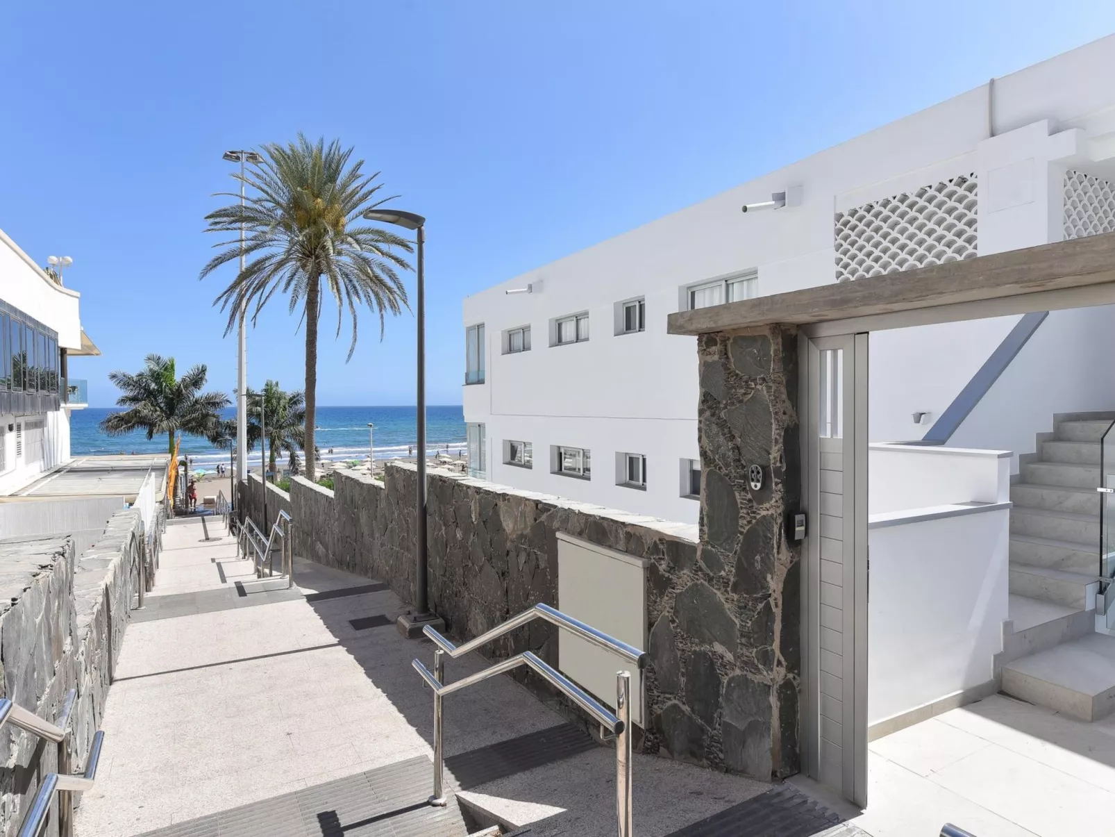  Beachfront Nasas 6 CD-Outside