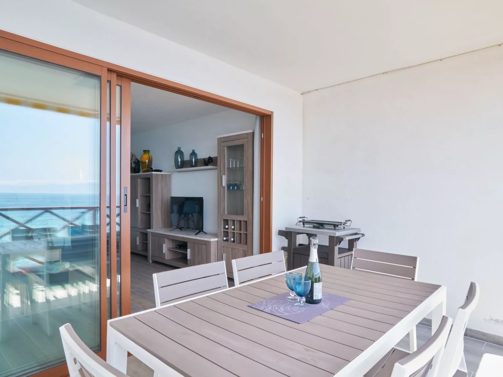 Sea View Neptuno-Inside