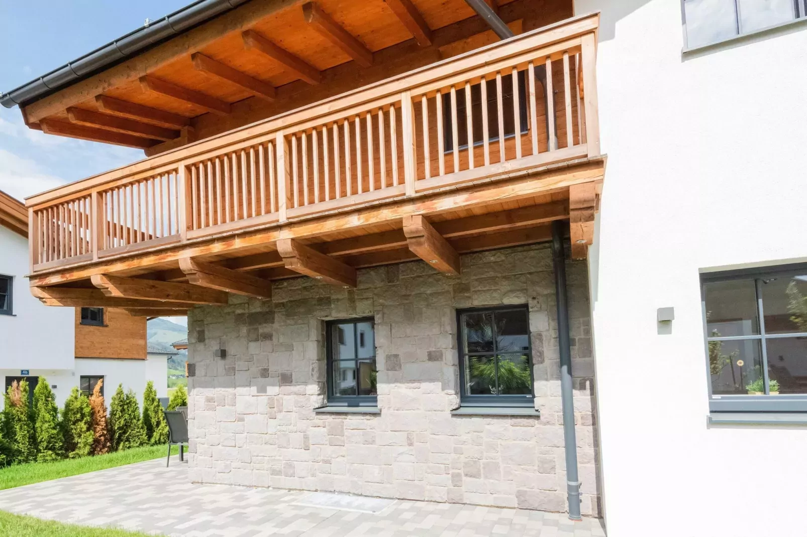 Stone Mountain Lodge-Exterior summer