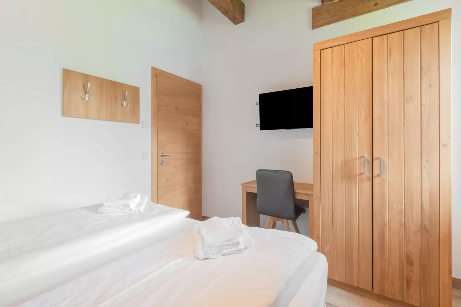 Stone Mountain Lodge-Bedroom