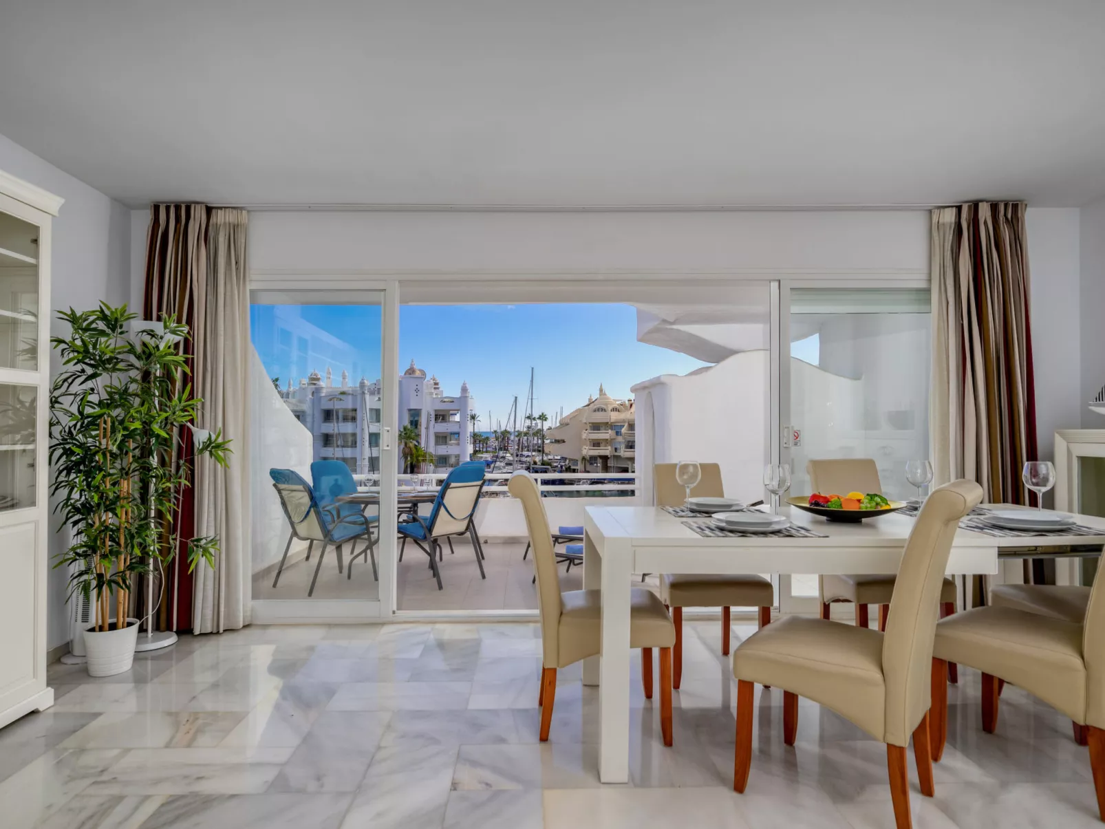 Puerto Marina-Inside