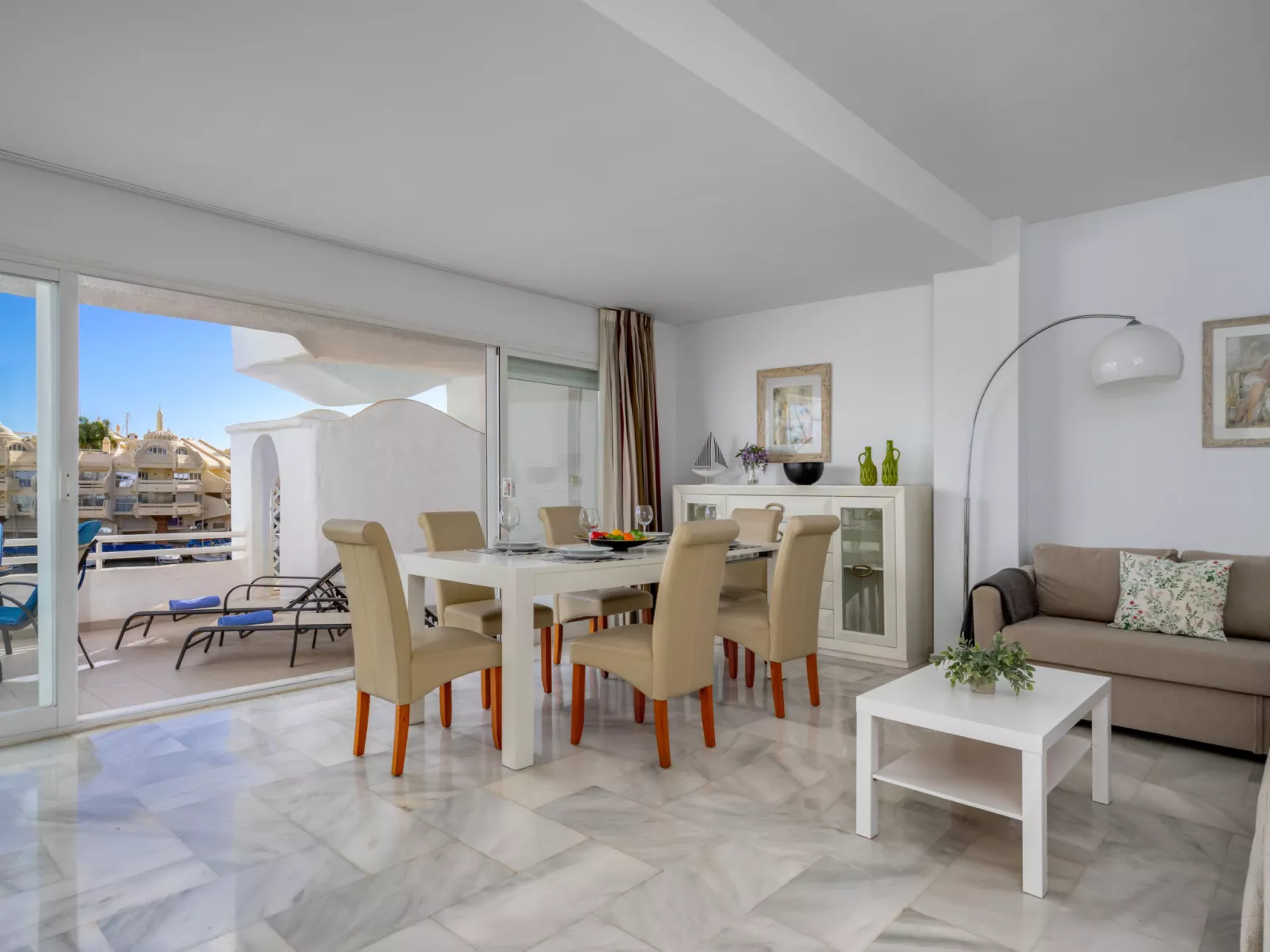 Puerto Marina-Inside