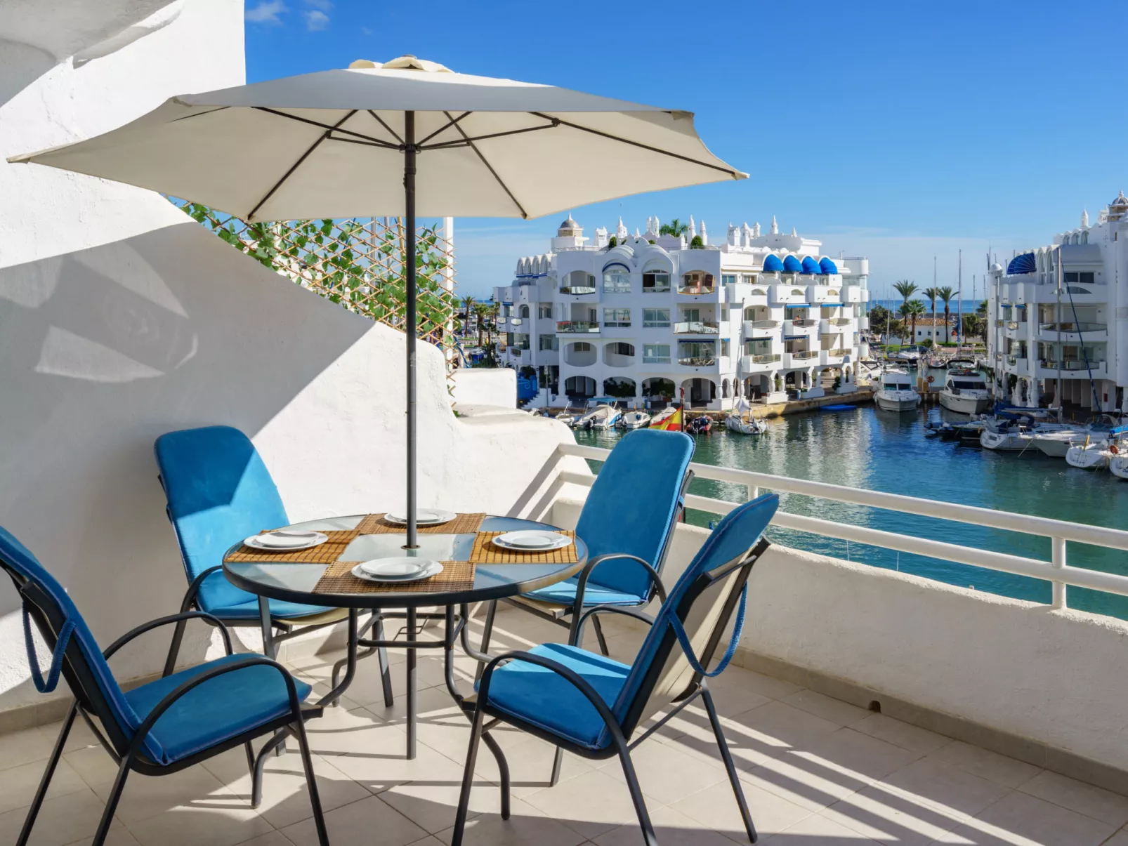 Puerto Marina-Outside