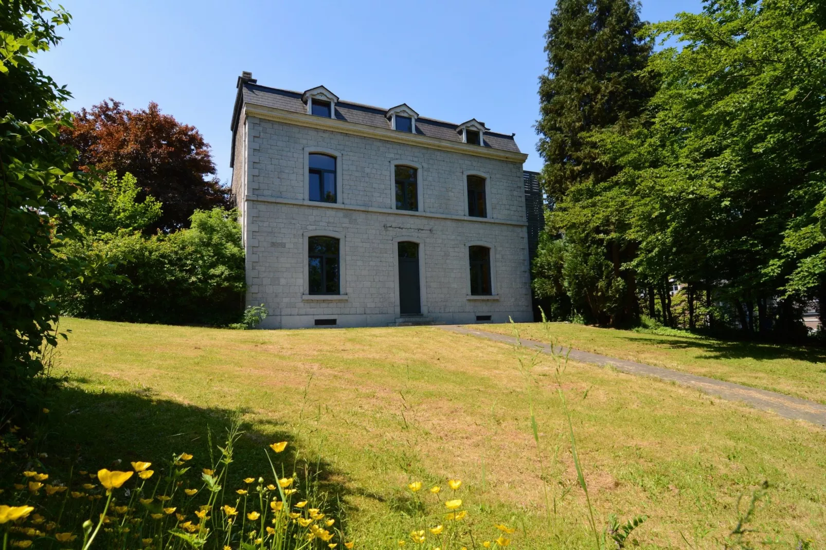 Manoir Cardon-Exterior summer