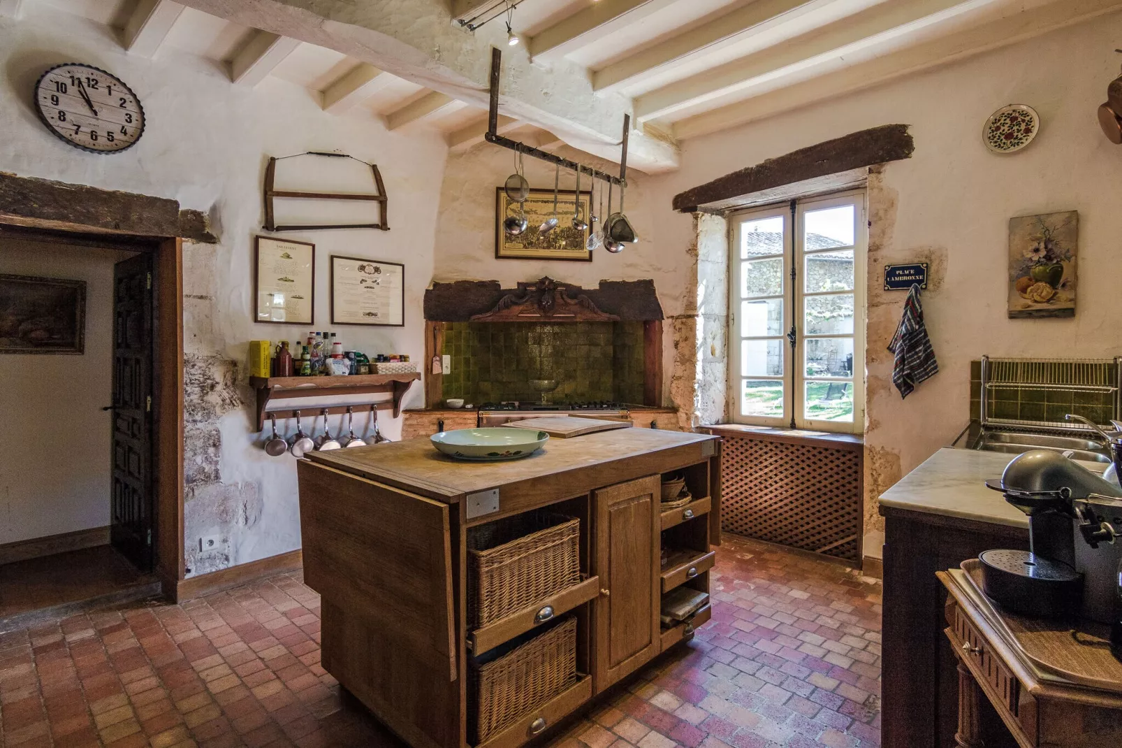 Manoir de la Baronie 21P-Kitchen