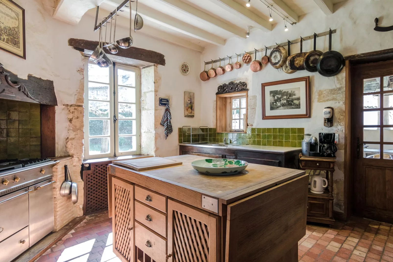 Manoir de la Baronie 21P-Kitchen