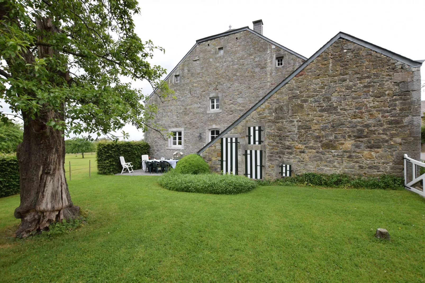 La Maison du Druide-Gardens summer